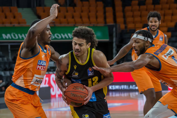 通过密集防 通过密集防